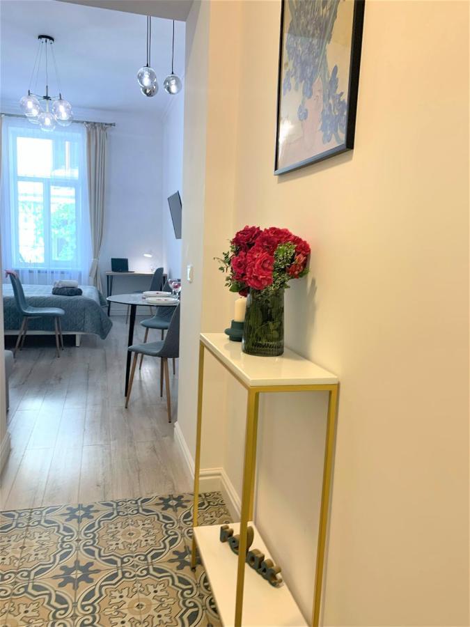 Iris Apartment On Popovich Lviv Extérieur photo